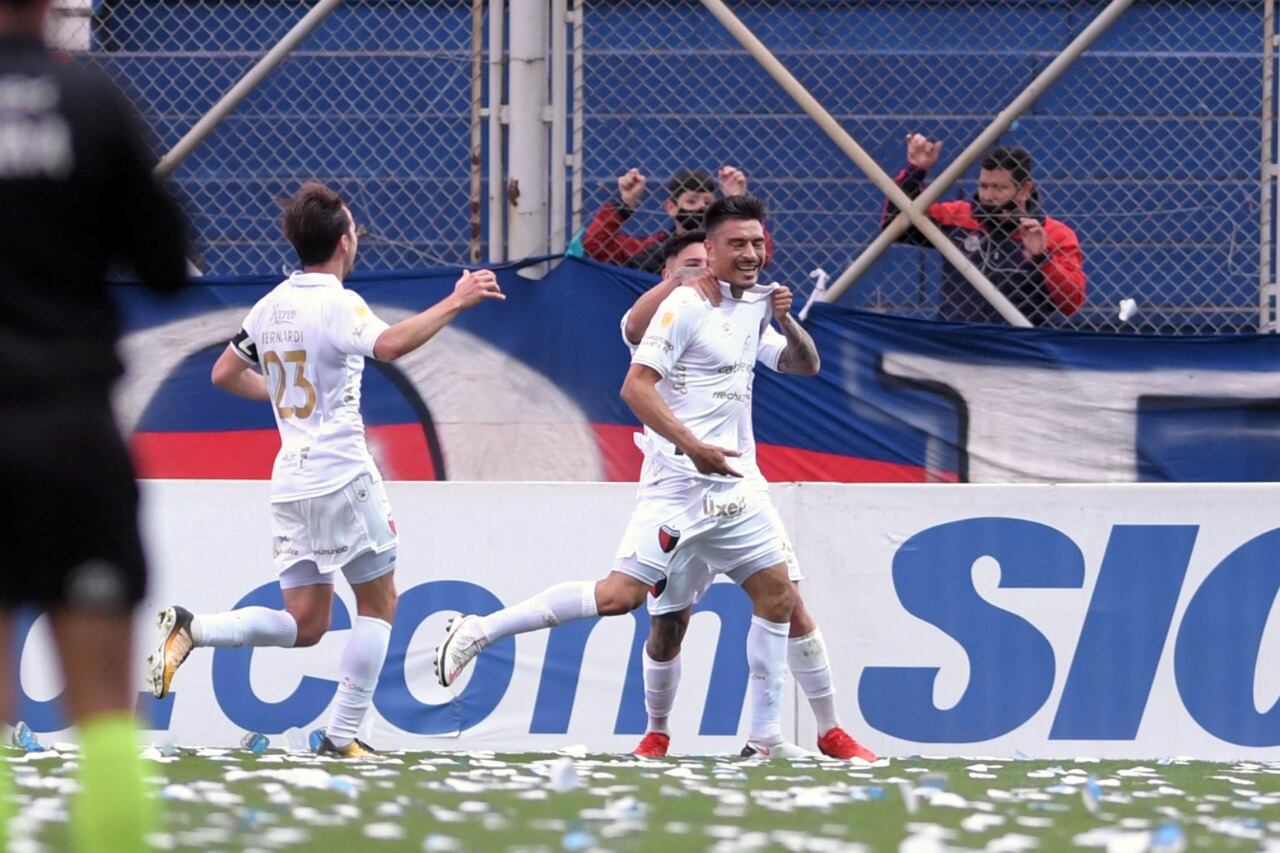 Paolo Goltz abrió el marcador con un cabezazo