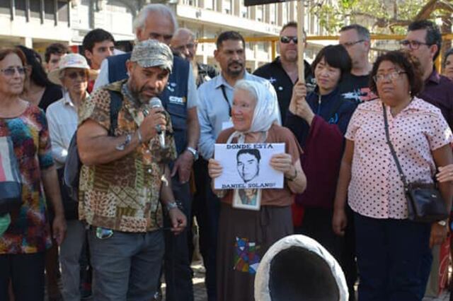 Julio César Baez, en una imagen de archivo, junto a Nora Cortiñas.