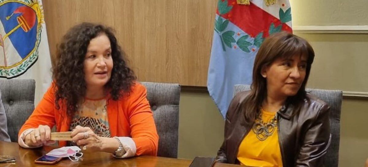 Teresita Luna junto a la ex funcionaria Norma Fajardo. 