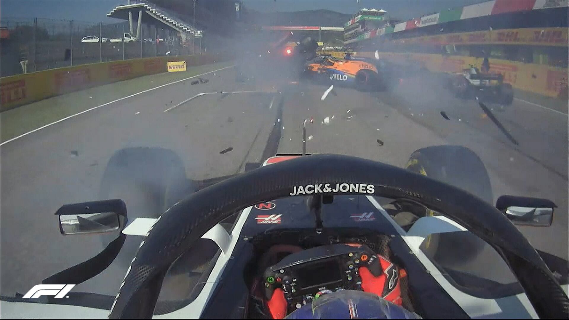 La imagen del accidente desde el auto de Romain Grosjean, uno de los pocos que se salvó de la advertencia.