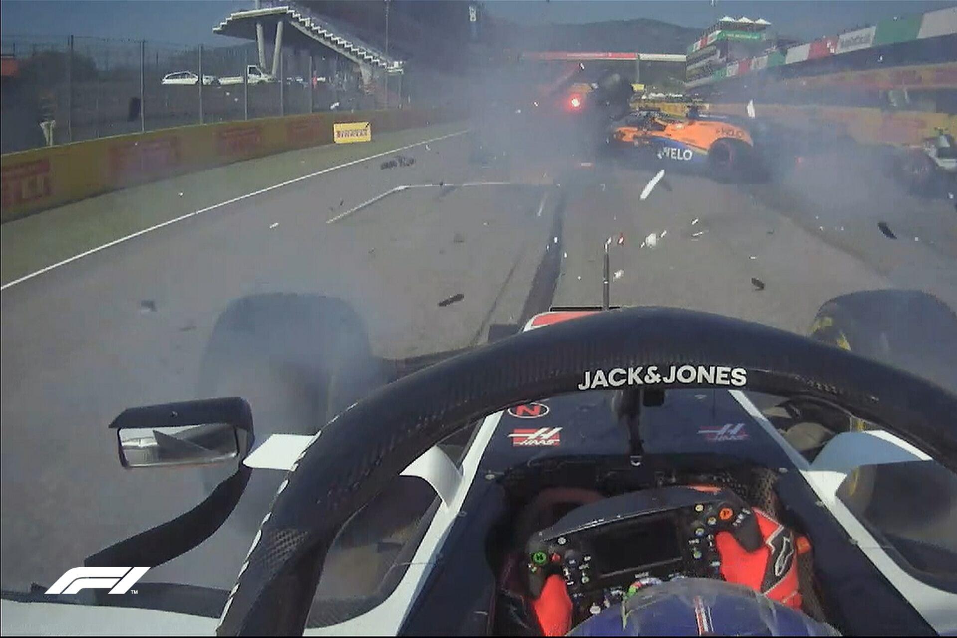La imagen del accidente desde el auto de Romain Grosjean, uno de los pocos que se salvó de la advertencia.