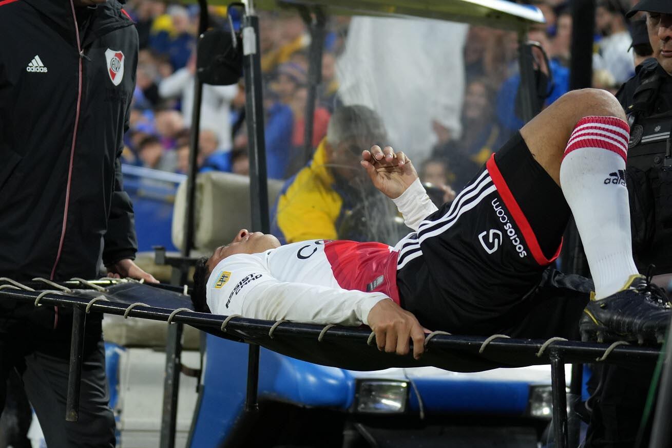 Rodrigo Aliendro es retirado en camilla tras el golpe con Varela. Jugó apenas 24 minutos del Superclásico