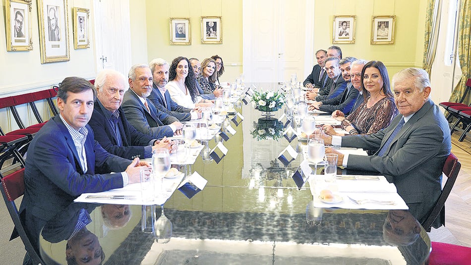 Los ministros y los senadores compartieron el almuerzo en el Salón de los Científicos de la Casa de Gobierno.