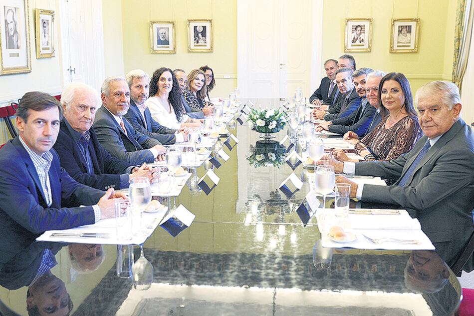 Los ministros y los senadores compartieron el almuerzo en el Salón de los Científicos de la Casa de Gobierno.