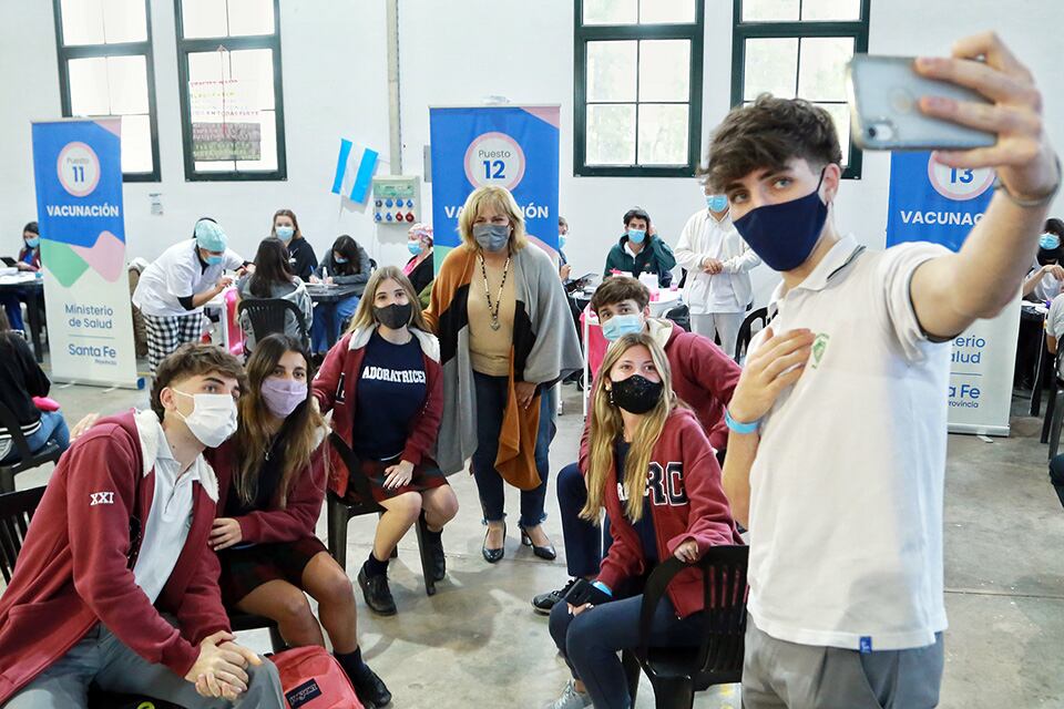La ministra Martorano con los jóvenes que se a vacunaron ayer.