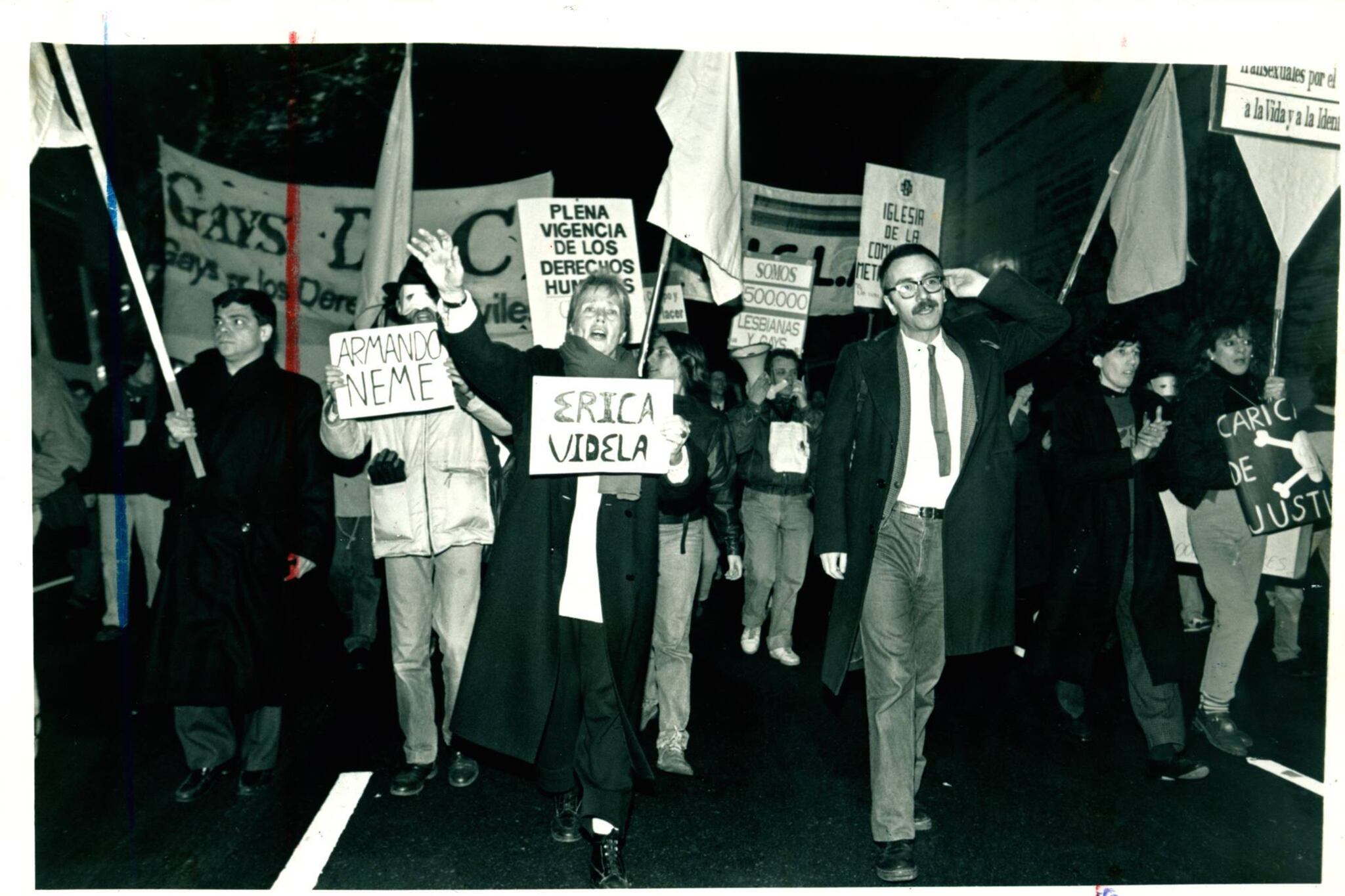 Primera Marcha del Orgullo donde se ve a Carlos Jáuregui, Ilse Fuskova, Karina Urbina y Rafael Freda.