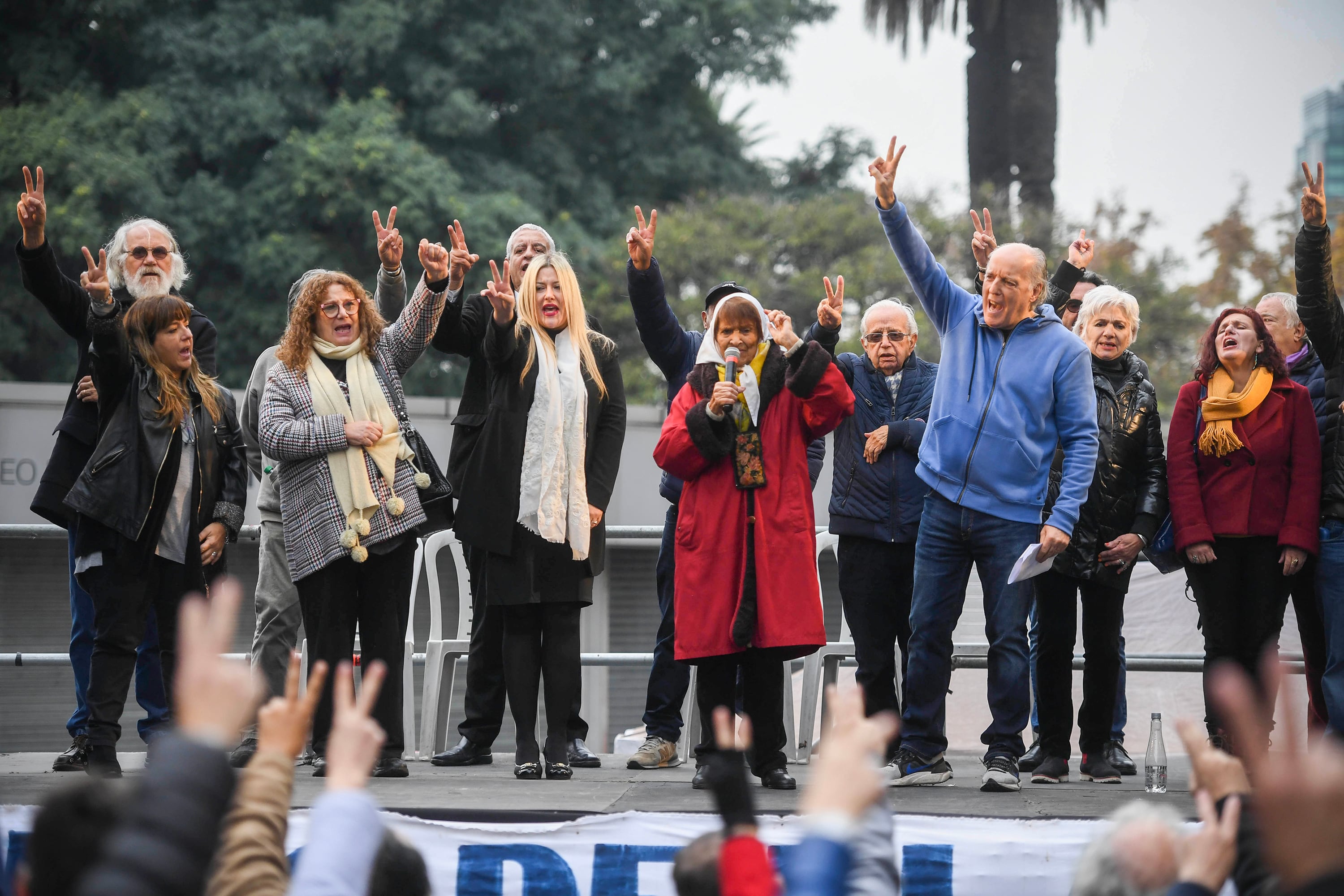 "Vamos a gritar bien fuerte por las víctimas del cobarde bombardeo a Plaza de Mayo. Presentes ahora y siempre", dijo desde el escenario Taty Almeida.