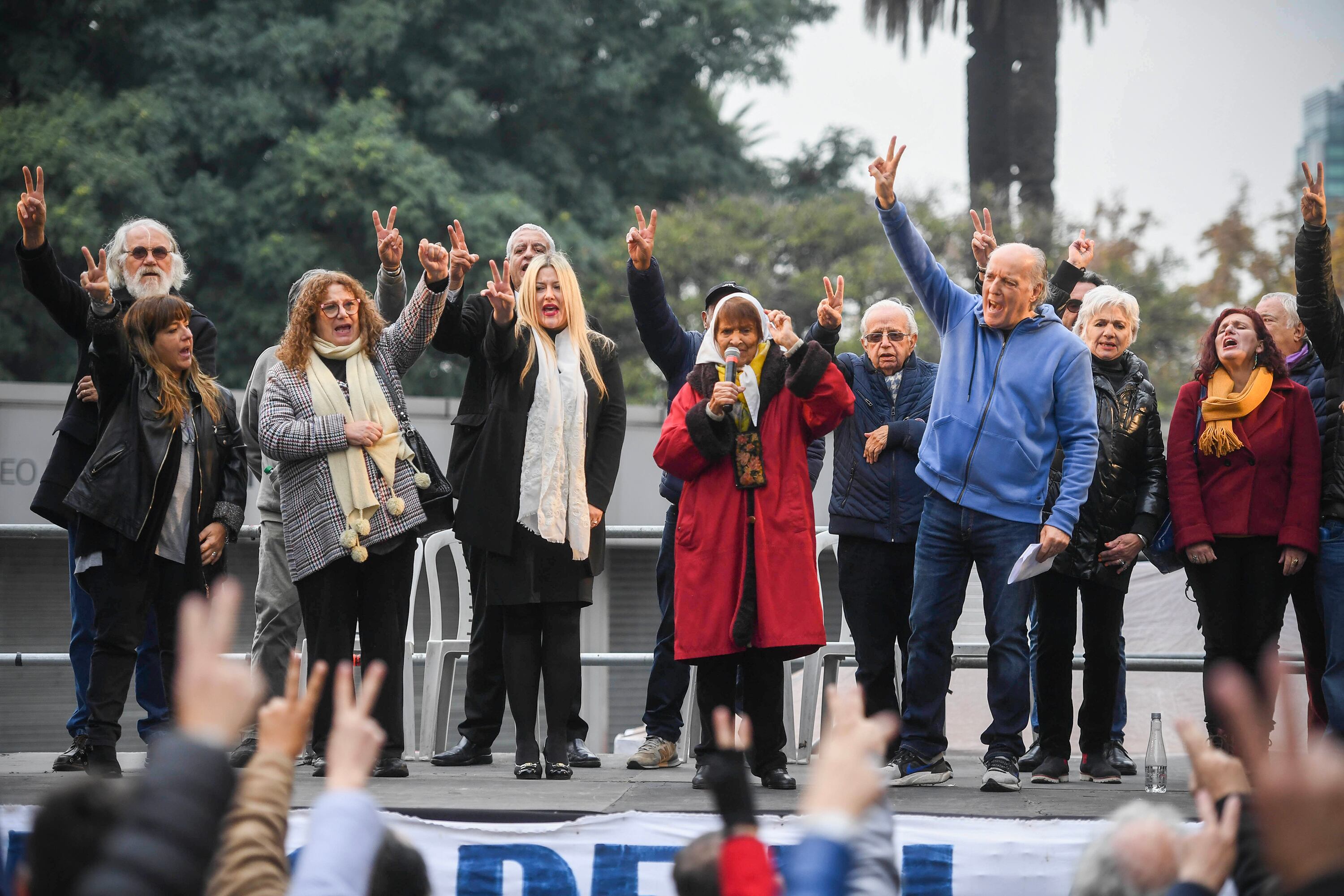 "Vamos a gritar bien fuerte por las víctimas del cobarde bombardeo a Plaza de Mayo. Presentes ahora y siempre", dijo desde el escenario Taty Almeida.