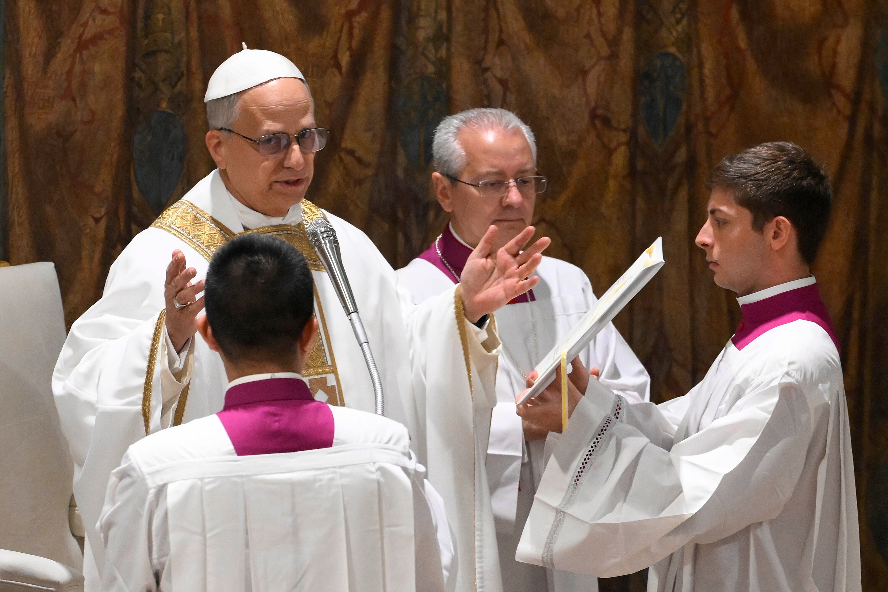 León XIV comenzó el viernes celebrando su primera misa con todo el cuerpo cardenalicio presente