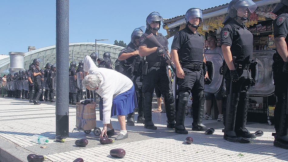 La señora juntando verduras quedó como símbolo de la protesta.