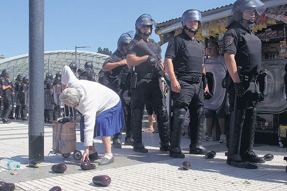 La señora juntando verduras quedó como símbolo de la protesta.