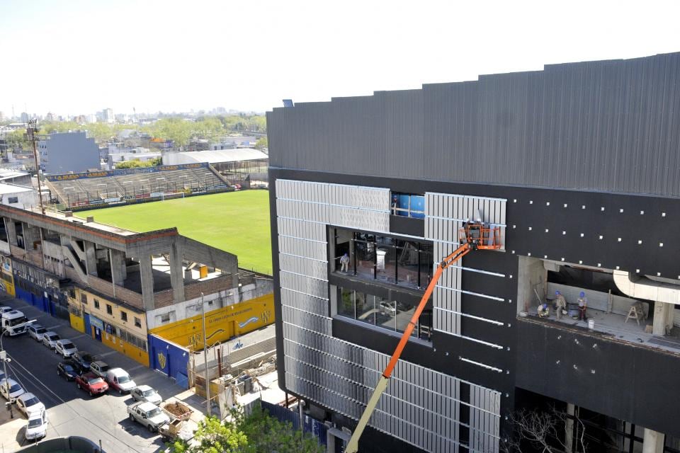 Los obreros ponen a punto el Movistar Arena, antes de su apertura. 