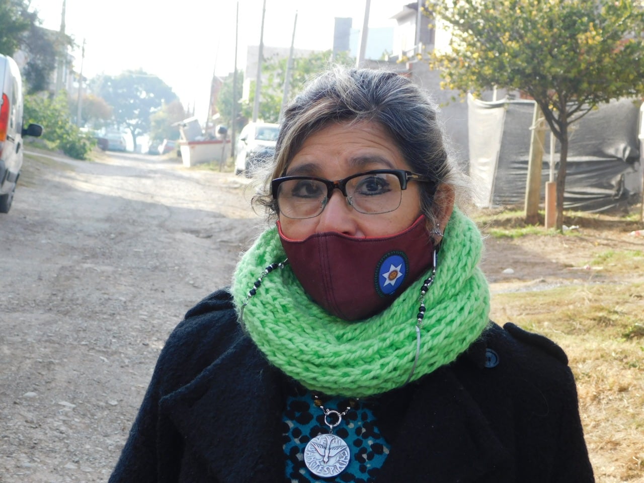 Graciela Durán con su barrio de fondo. 