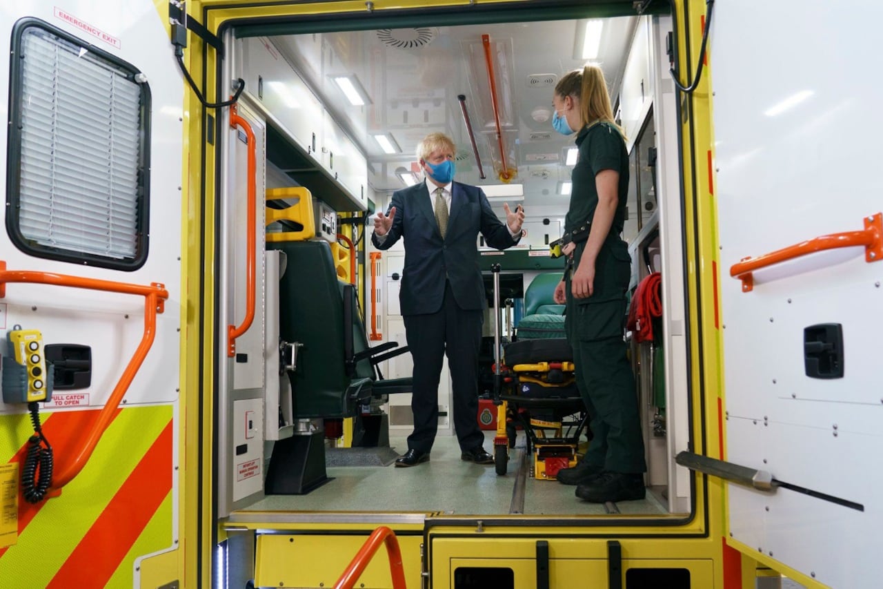 Boris Johnson habla con una trabajadora sanitaria dentro de una ambulancia en Londres