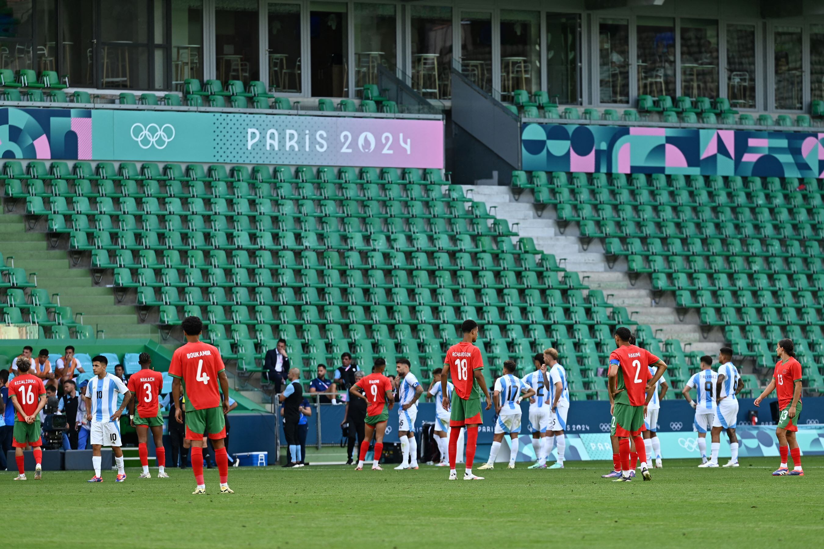 Los equipos en la cancha, en la reanudación que duró 3 minutos