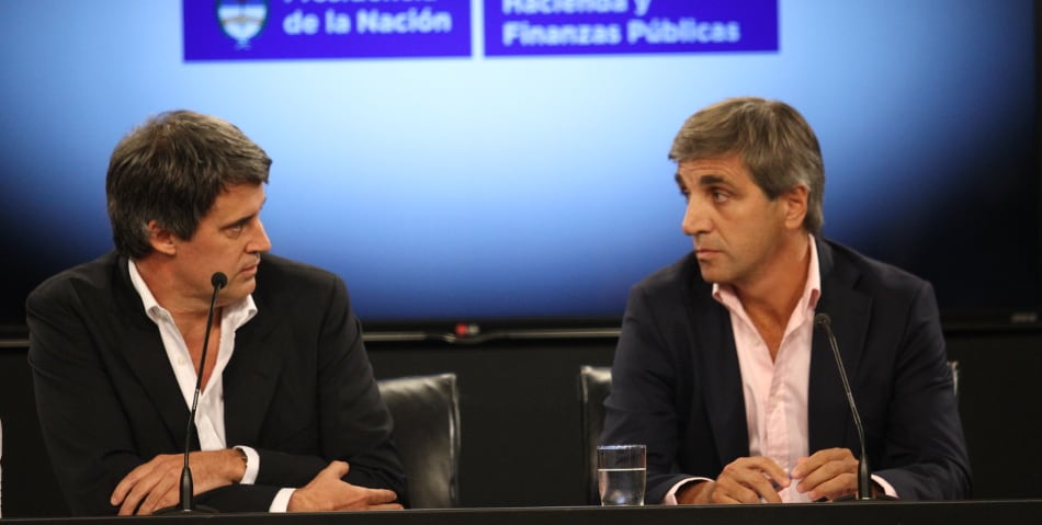 El secretario de Finanzas, Luis Caputo, junto al ministro de Hacienda, Alfonso Prat Gay. Caputo es uno de los funcionarios apuntados por CFK.