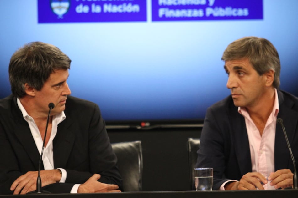 El secretario de Finanzas, Luis Caputo, junto al ministro de Hacienda, Alfonso Prat Gay. Caputo es uno de los funcionarios apuntados por CFK.