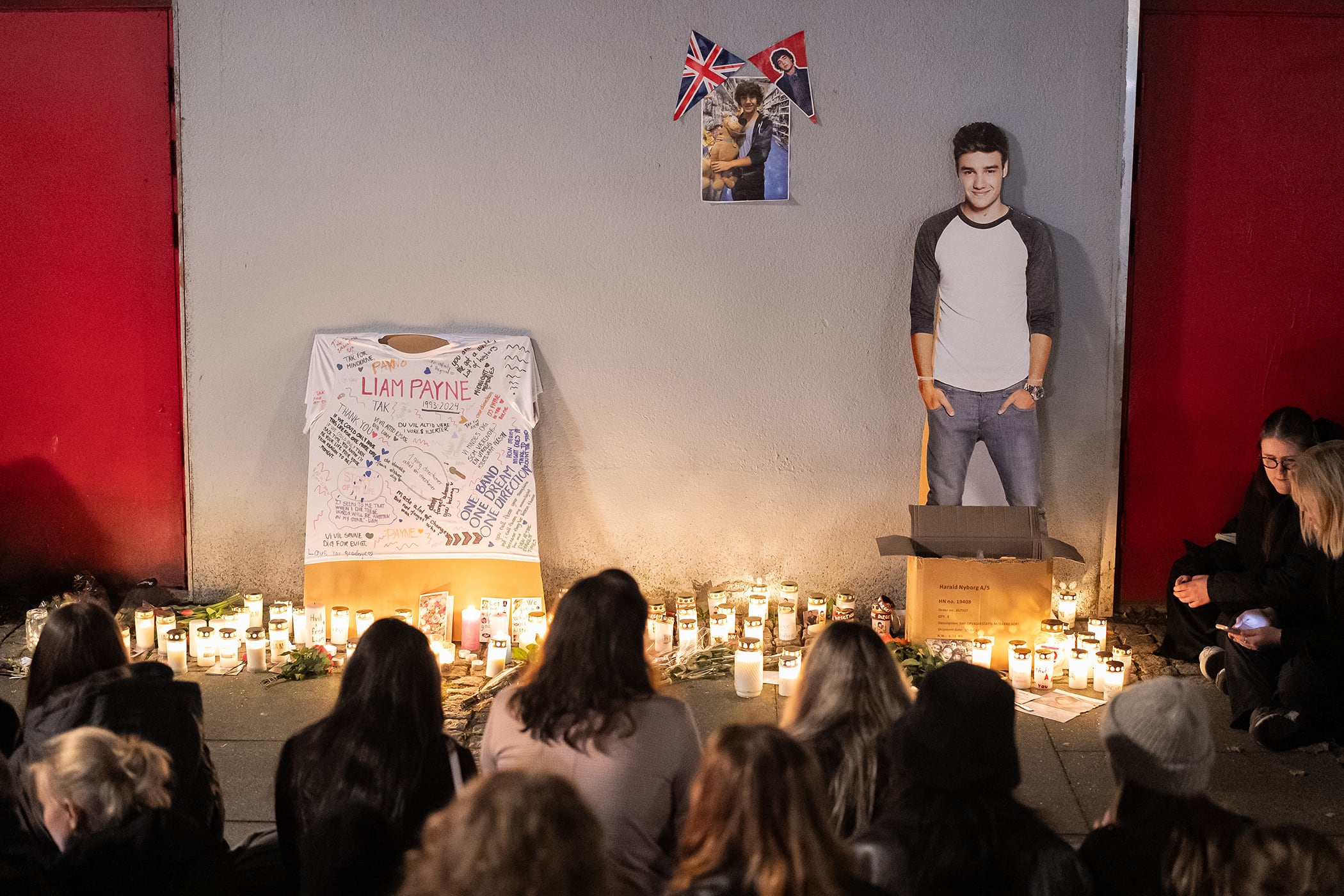 Un grupo de fans vela al cantante en Copenhague. 