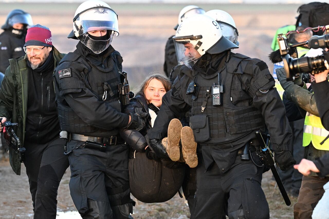 Greta Thunberg fue sacada en volandas de la protesta.