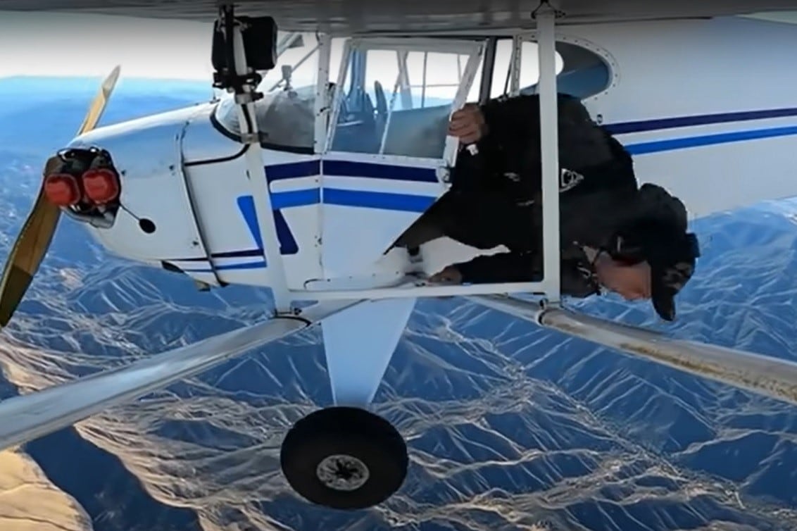 El momento en que Jacob se lanza de la avioneta (Captura YouTube @trevorjacob).