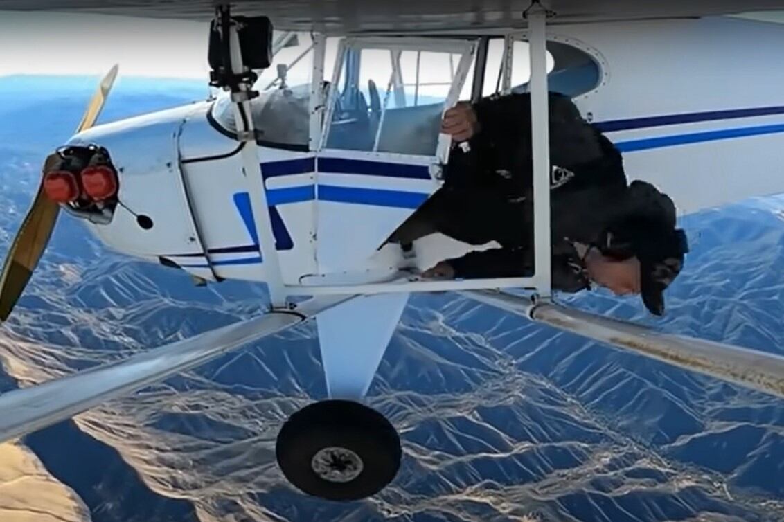 El momento en que Jacob se lanza de la avioneta (Captura YouTube @trevorjacob).