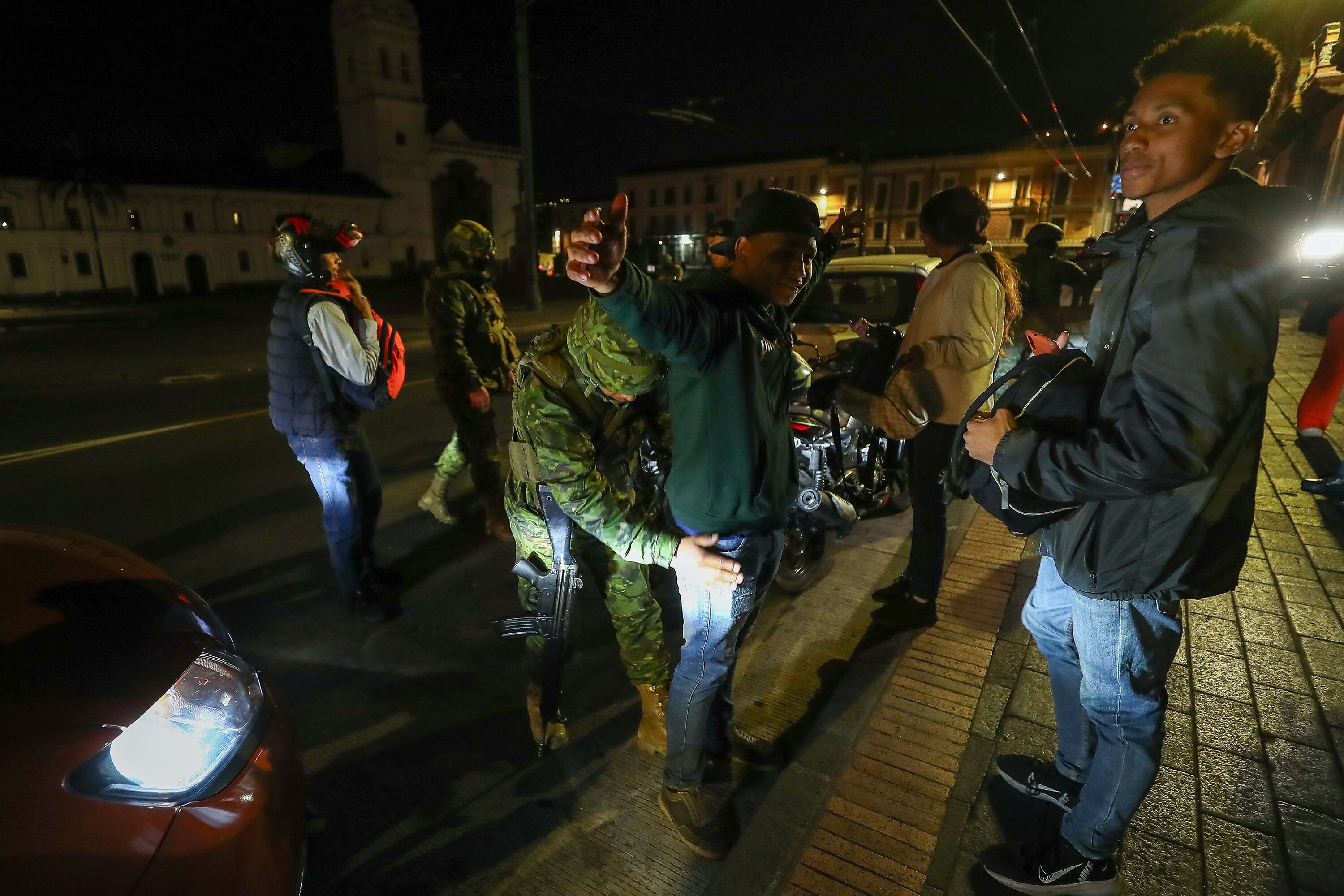 Militares realizan controles en las calles de Quito tras el inicio de apagones por crisis energética.