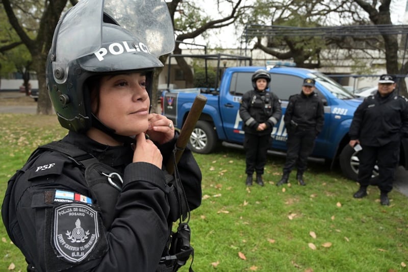 El 35% de les agentes policiales santafesinxs son mujeres.