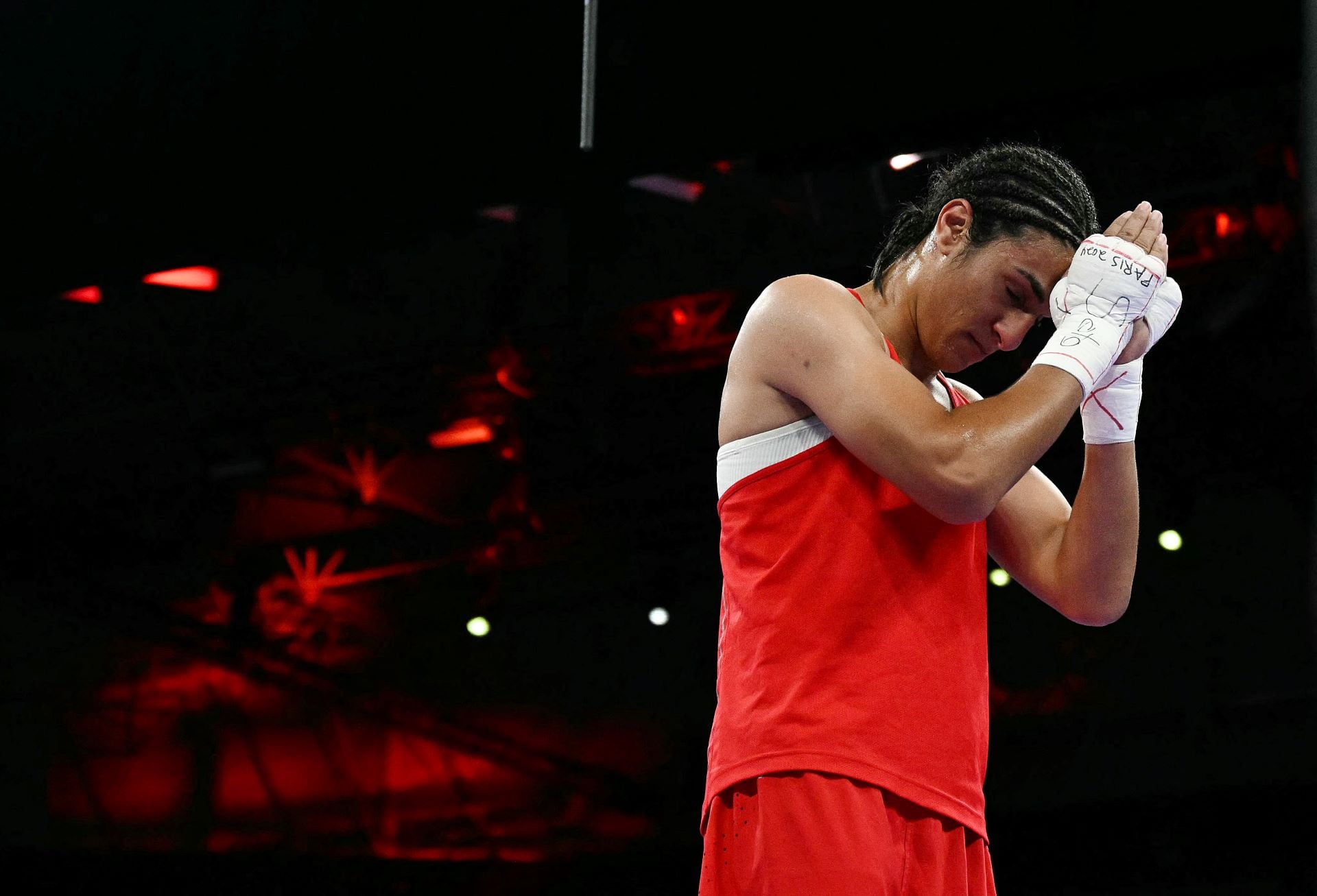 Imane Khelif tras vencer a Luca Anna Hamori y asegurarese una medalla.