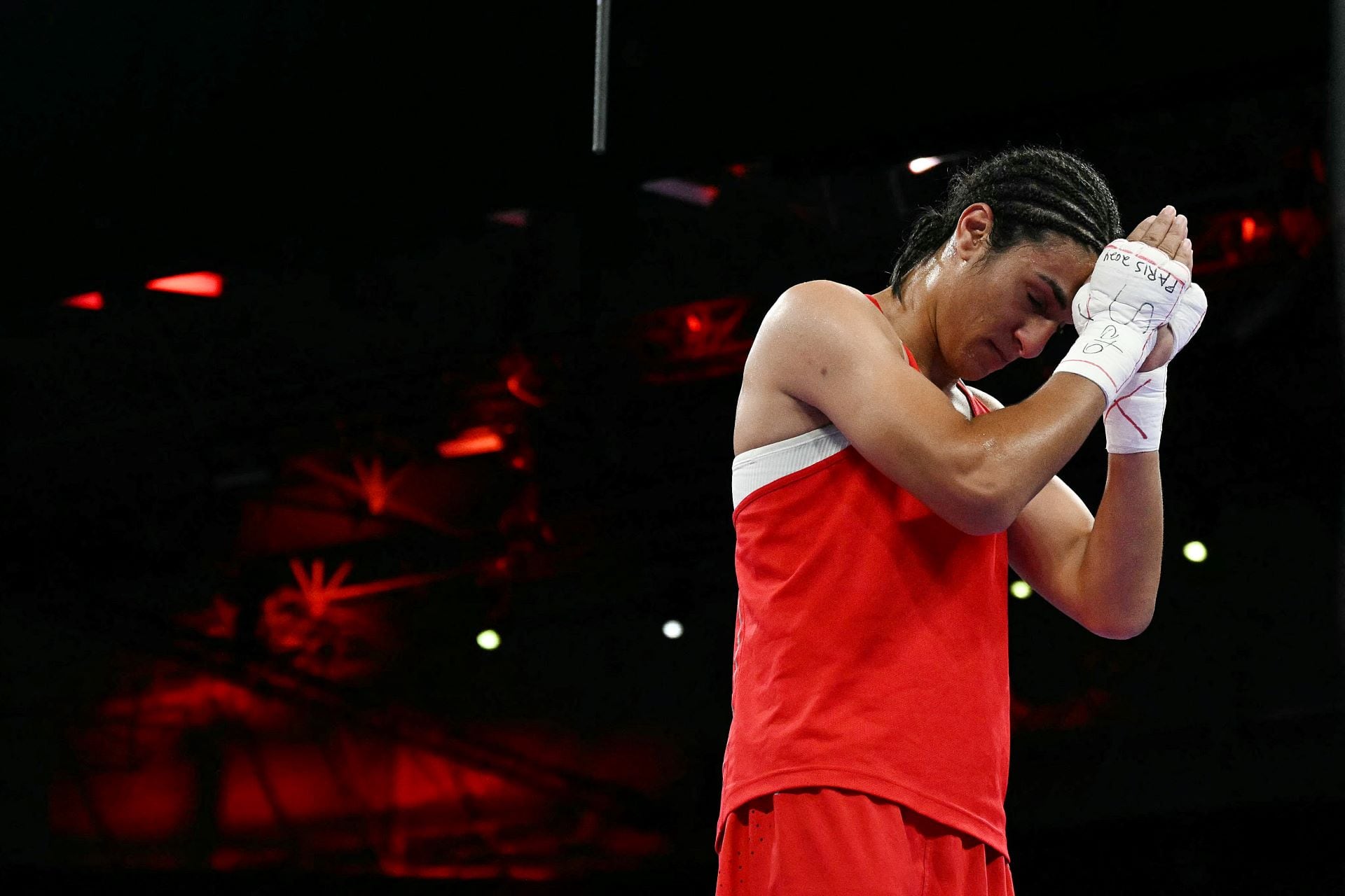 Imane Khelif tras vencer a Luca Anna Hamori y asegurarese una medalla.