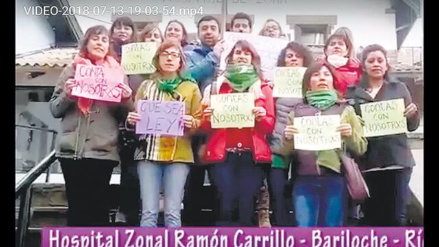 En las piezas, profesionales de todo el país se manifiestan en sus lugares de trabajo.