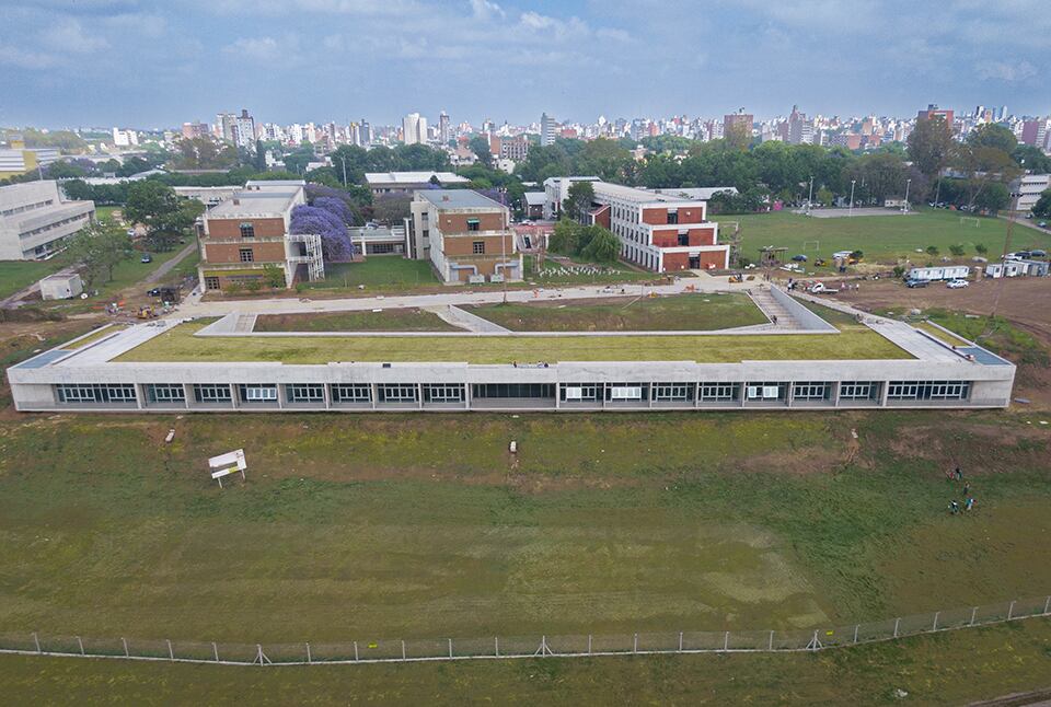 Vista áerea del aulario con las facultades de Arquitectura y Ciencia Política de fondo.