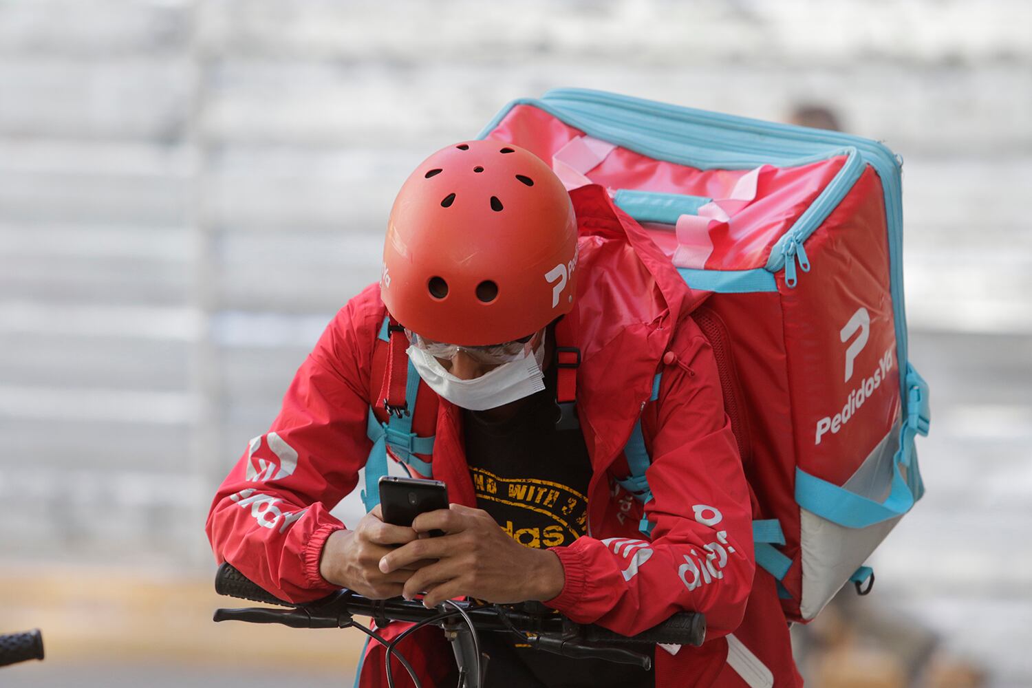 Los trabajadores de las app de reparto, entre los más flexibilizados del sistema laboral y expuestos al coronavirus.
