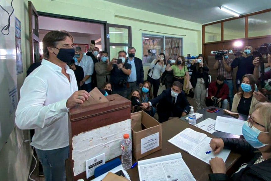 El presidente Lacalle Pou votando en el referendo.
