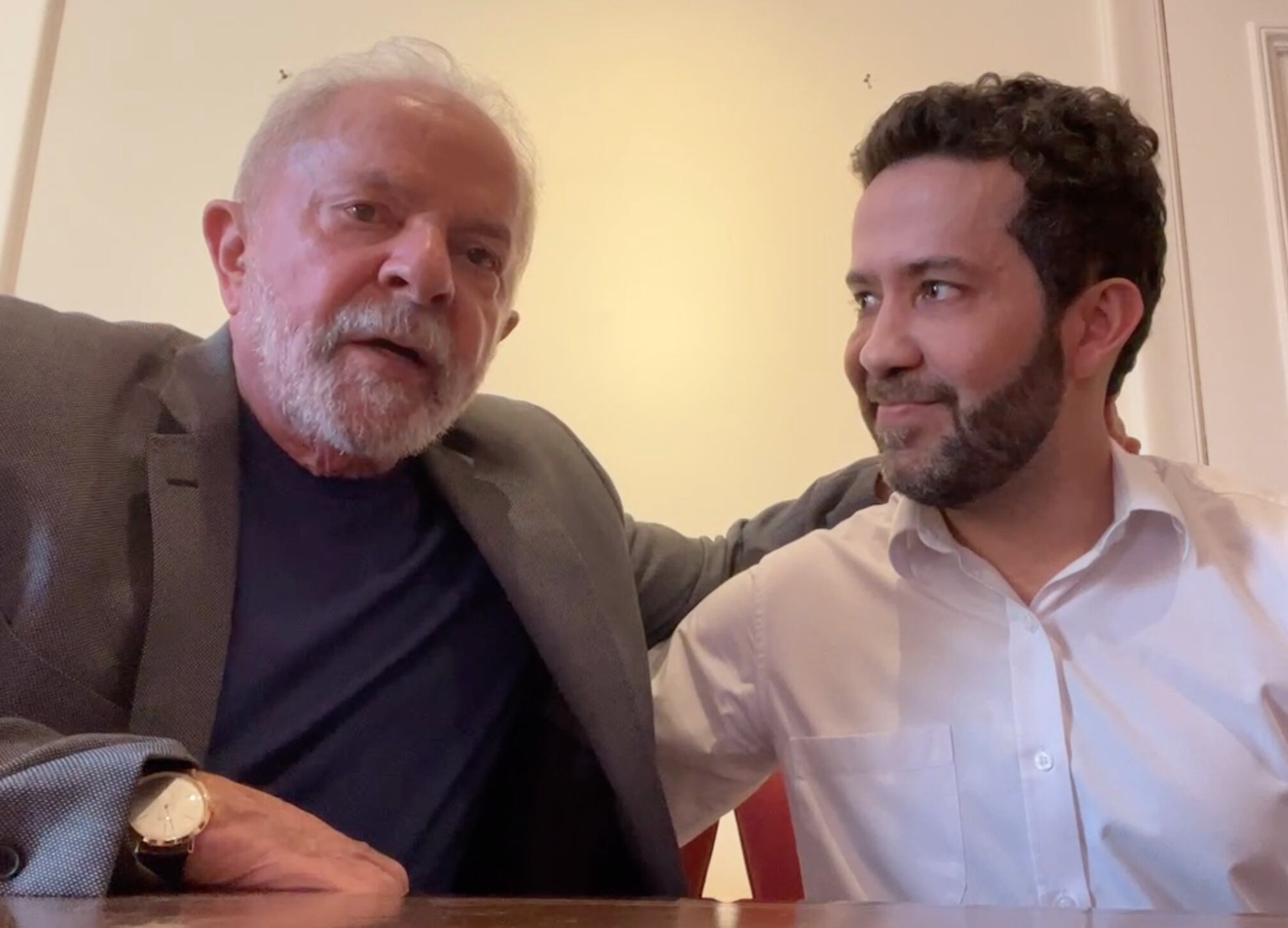 El exmandatario  Luiz Inácio Lula da Silva junto a André Janones / captura video