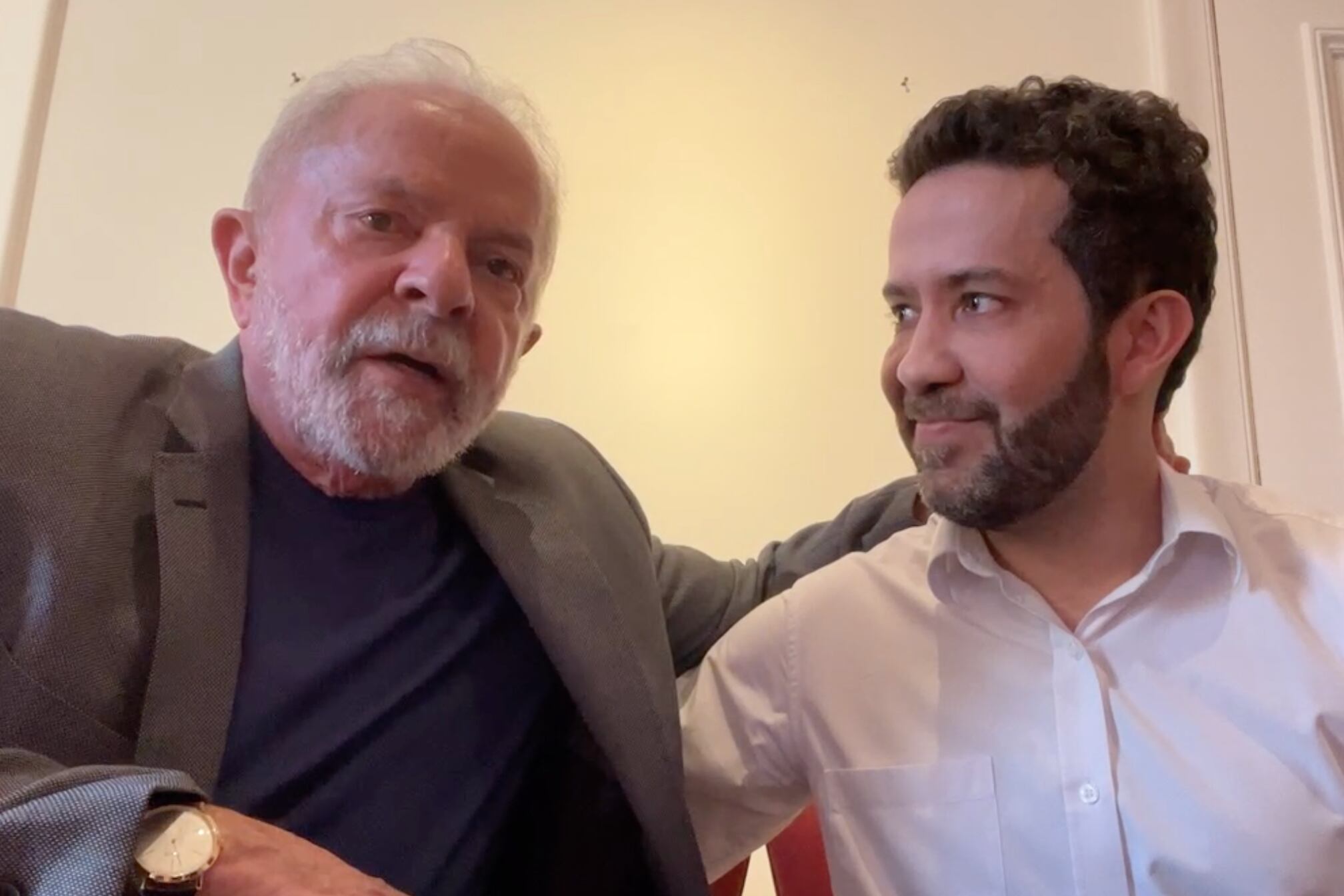 El exmandatario Luiz Inácio Lula da Silva junto a André Janones / captura video
