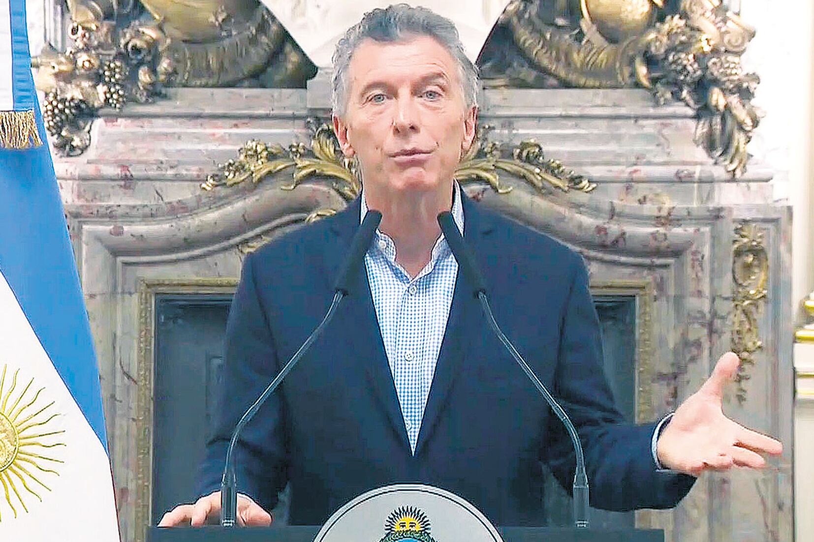 Mauricio Macri, solo en la tarima, leyó un discurso por cadena de apenas 160 segundos, para declarar la vuelta al Fondo Monetario.