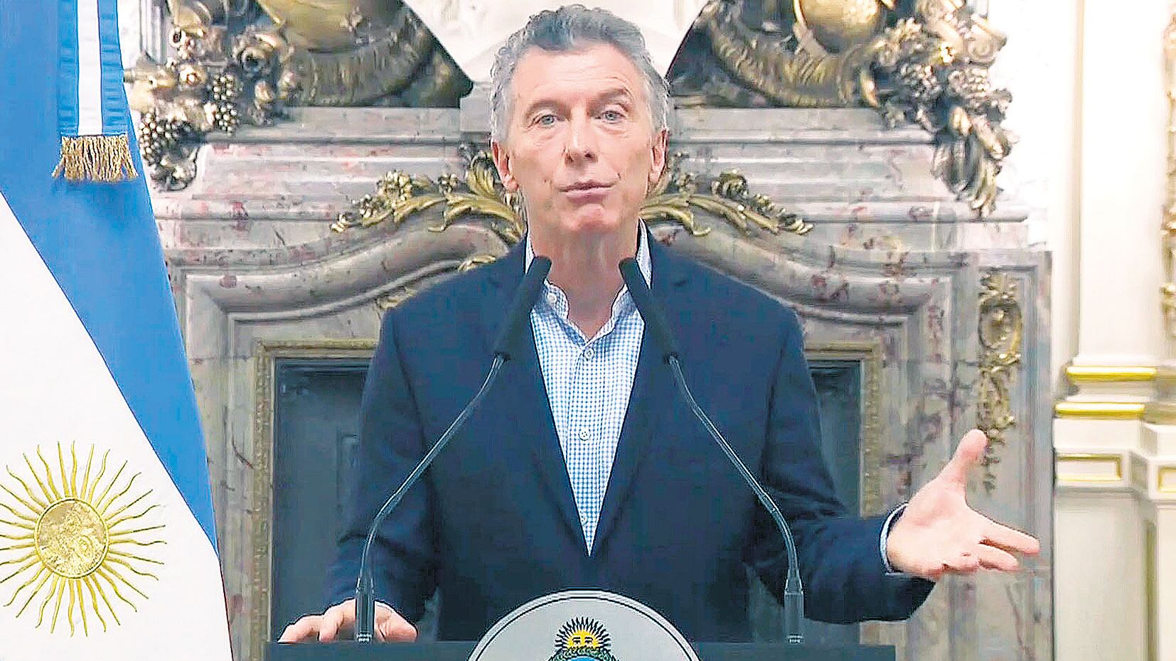 Mauricio Macri, solo en la tarima, leyó un discurso por cadena de apenas 160 segundos, para declarar la vuelta al Fondo Monetario.