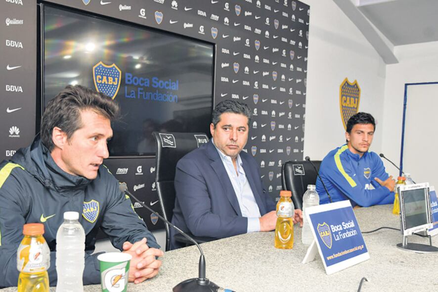 El Mellizo en conferencia junto al presidente Angelici y el zaguero Vergini.