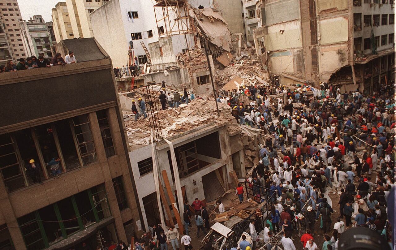 El atentado contra la AMIA dio pie para una causa absurda, ya moribunda en el tribunal.