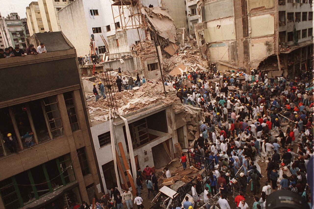 El atentado contra la AMIA dio pie para una causa absurda, ya moribunda en el tribunal.