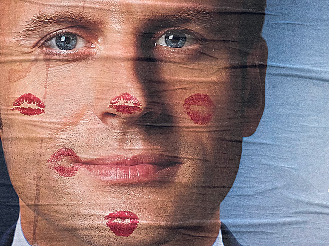 Propaganda electoral de Macron en París a horas de la decisiva segunda vuelta electoral.