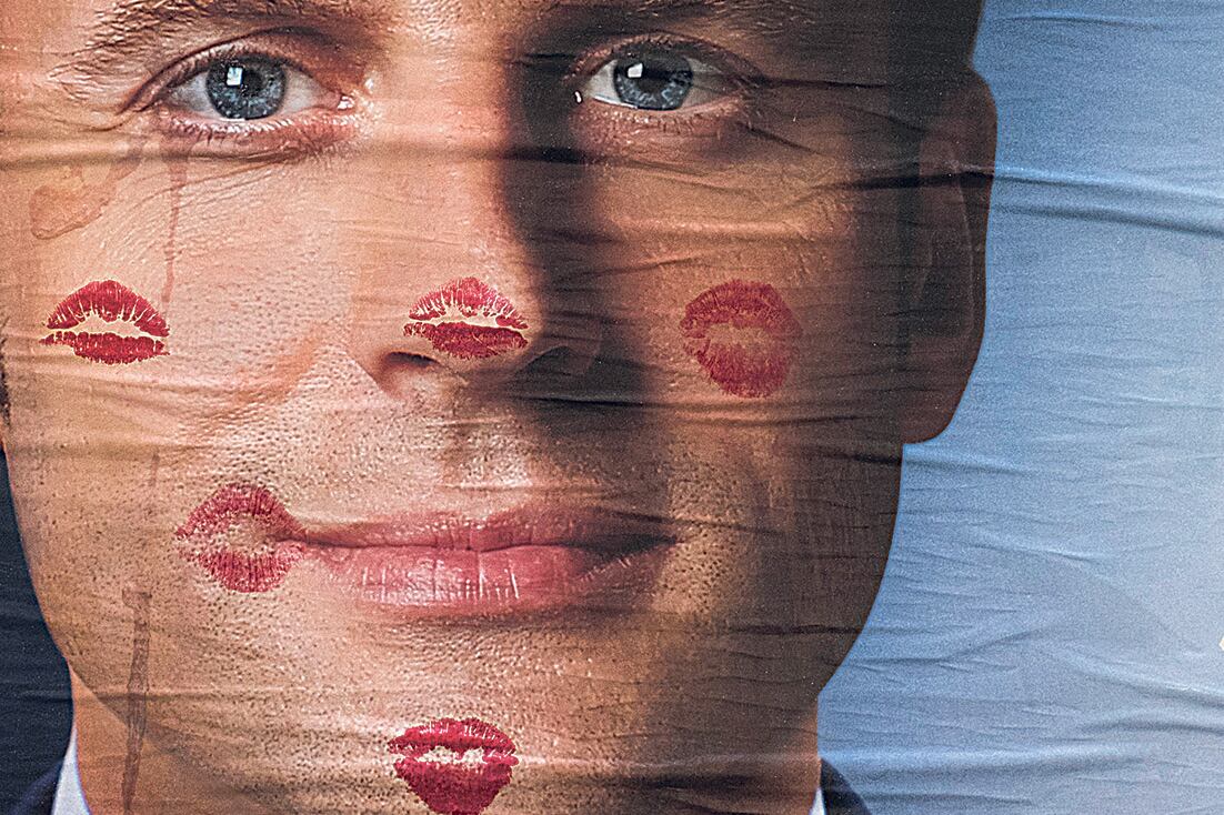 Propaganda electoral de Macron en París a horas de la decisiva segunda vuelta electoral.