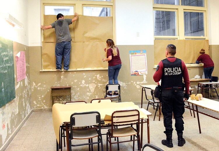 Un aula porteña, preparada como cuarto oscuro.