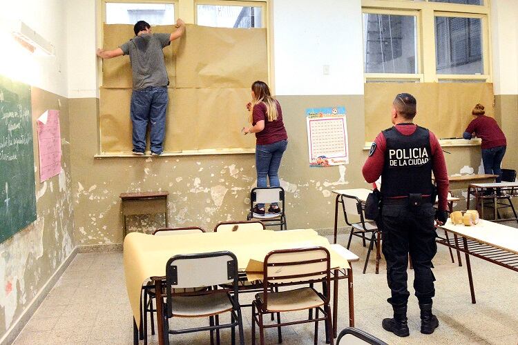 Un aula porteña, preparada como cuarto oscuro.
