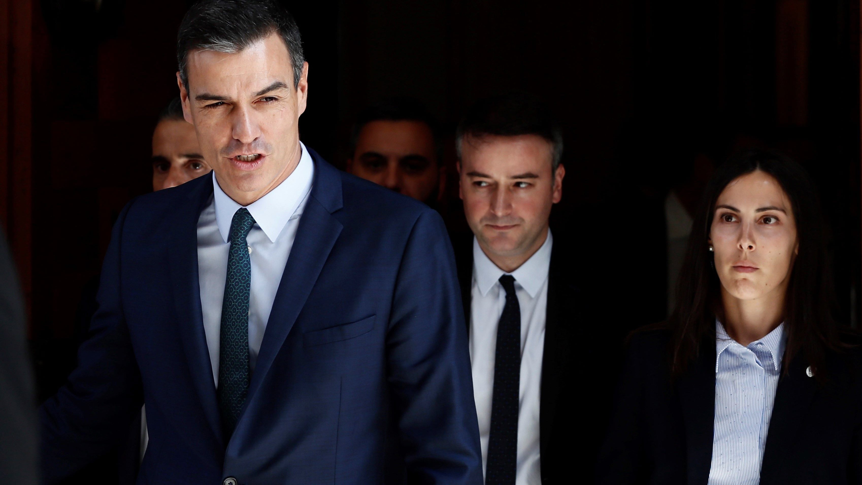 Pedros Sánchez y asesores a la salida del Congreso después del voto en contra.