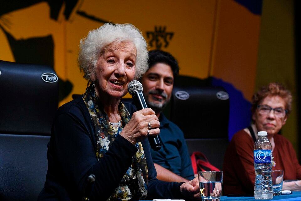 Estela de Carlotto, Manuel Goncalves (nieto recuperado) y Buscarita Roa en la charla de marzo último en la Bombonera