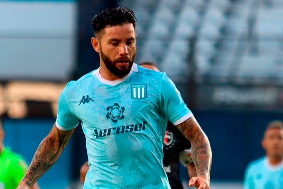 El chileno Mena quedó aislado tras contagiarse de coronavirus.