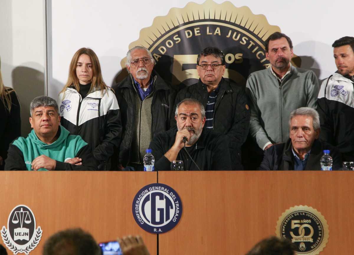 Los miembros del triunvirato de la CGT, Pablo Moyano, Carlos Acuña y Héctor Daer, durante una conferencia de prensa el pasado mes de agosto. (Foto: NA/Archivo)