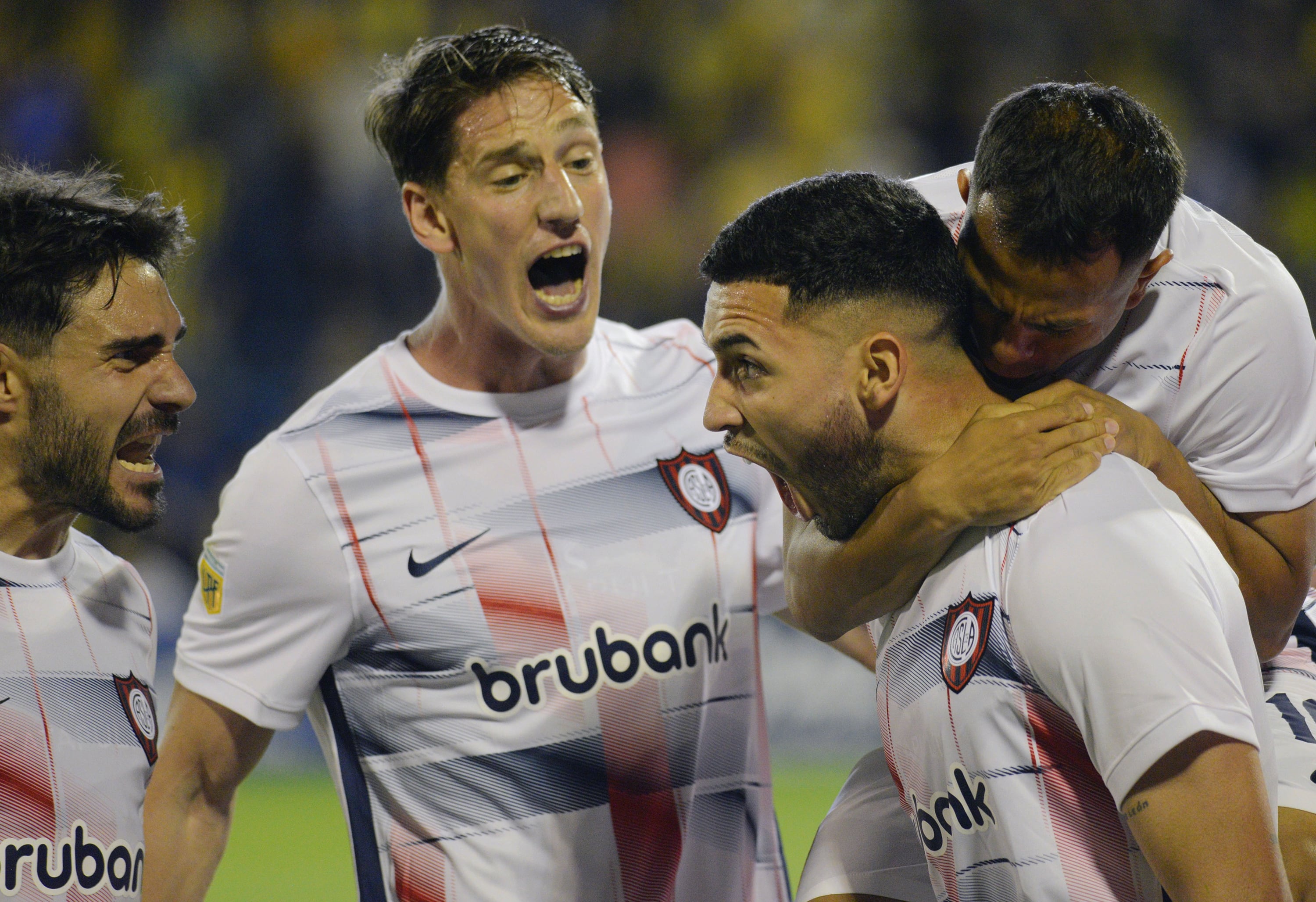 Los jugadores de San Lorenzo festejan el gol de Bustos