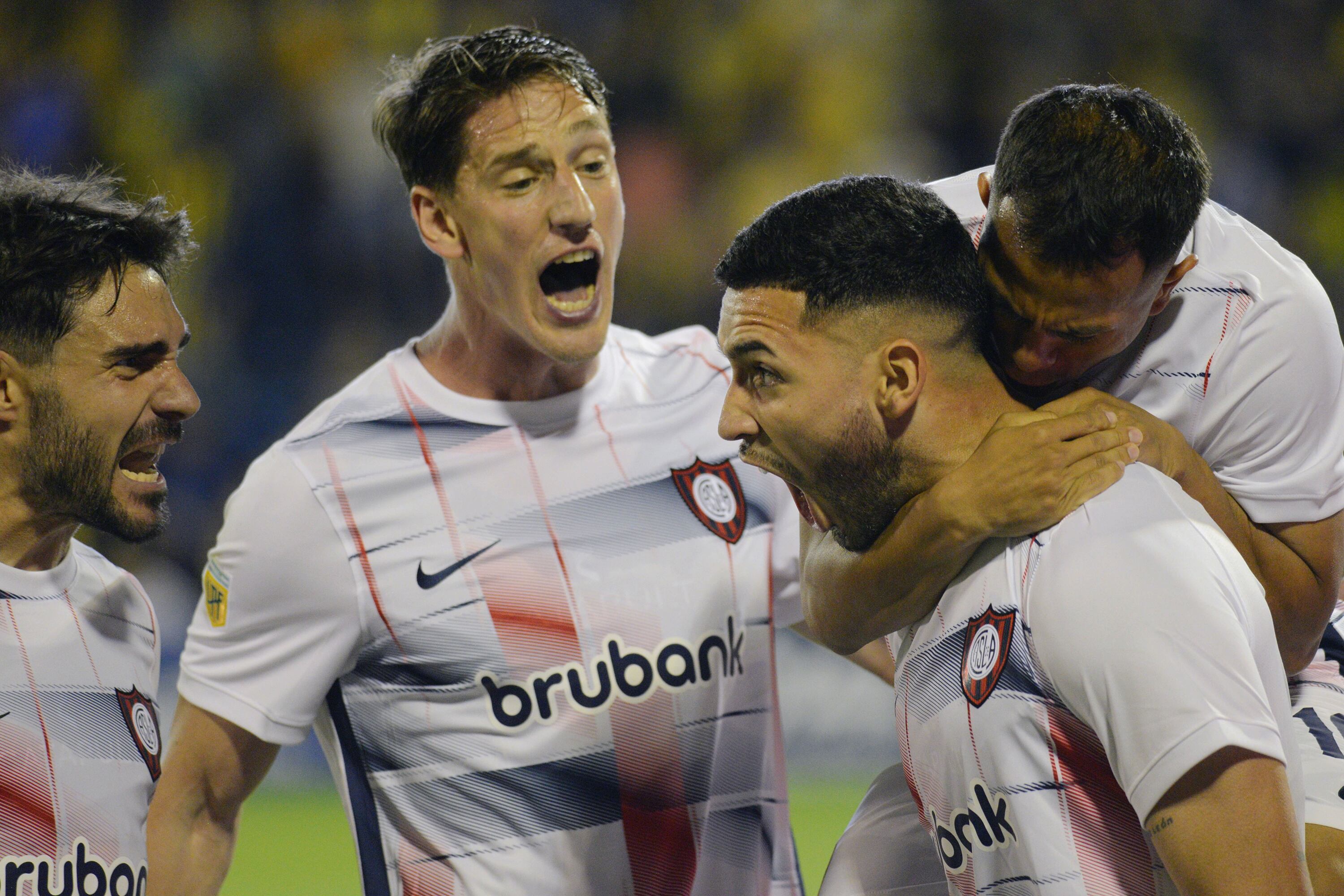 Los jugadores de San Lorenzo festejan el gol de Bustos